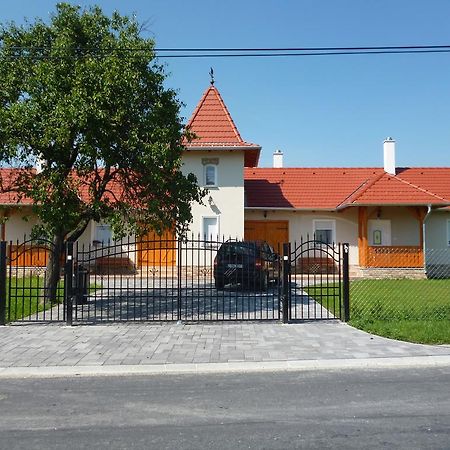 Nagybajcsi Koertefa Vendeghaz Apartment ภายนอก รูปภาพ