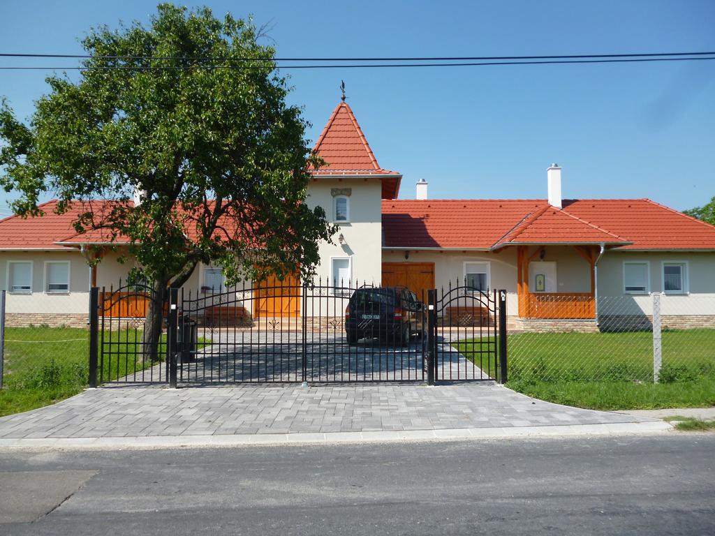 Nagybajcsi Koertefa Vendeghaz Apartment ภายนอก รูปภาพ